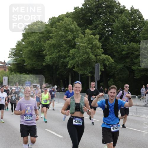 29.06.2025 - hella hamburg halbmarathon Jannik Wohlers http://msf.ph/oto/8311779 29.06.2025 10:38:31 Lombardsbrücke 1232, 1390, 1451, 2524, 2534, 2693, 3307, 3745, 3927, 4257, 4320, 4410, 4964, 6062, 6112, 7263, 8367, 8583, 8747, 8783, 9455, 9708, 9974, 9977, 10072, 10554, 10604, 11059, 12028, 12072, 12722, 13060, 13922, 14557, 14558, 14856, 15755, 16181, 16335, 16346, 16388, 18050, 18504 meine-sportfotos.de