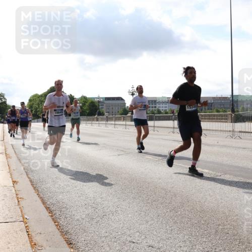29.06.2025 - hella hamburg halbmarathon Lena Gebhardt http://msf.ph/oto/8311800 29.06.2025 09:47:11 Lombardsbrücke 1397, 16645, 6473, 40, 15348, 950, 1002, 1053, 1396, 1407, 1411, 1577, 1910, 1959, 2121, 2228, 2563, 2774, 2836, 3005, 3783, 3790, 3935, 4246, 4740, 5193, 5660, 5961, 6032, 6305, 6473, 6915, 7080, 7466, 7622, 7831, 7867, 7972, 8323, 8366, 9171, 9376, 9508, 9519, 10477, 10771, 10927, 11055, 11370, 11806, 11898, 12137, 12204, 12899, 13148, 13199, 13493, 13494, 13729, 13771, 13972, 13991, 14069, 14385, 14459 meine-sportfotos.de