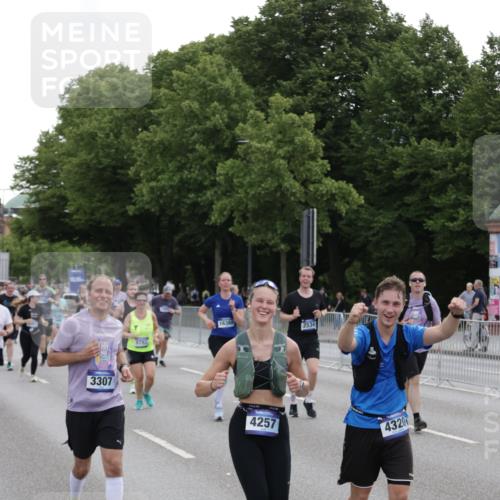 29.06.2025 - hella hamburg halbmarathon Jannik Wohlers http://msf.ph/oto/8311839 29.06.2025 10:38:31 Lombardsbrücke 1232, 1390, 1451, 2524, 2534, 2693, 3307, 3745, 3927, 4257, 4320, 4410, 4964, 6062, 6112, 7263, 8367, 8583, 8747, 8783, 9455, 9708, 9974, 9977, 10072, 10554, 10604, 11059, 12028, 12072, 12722, 13060, 13922, 14557, 14558, 14856, 15755, 16181, 16335, 16346, 16388, 18050, 18504 meine-sportfotos.de