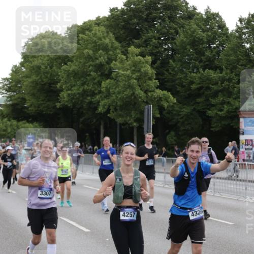 29.06.2025 - hella hamburg halbmarathon Jannik Wohlers http://msf.ph/oto/8311869 29.06.2025 10:38:31 Lombardsbrücke 1232, 1390, 1451, 2524, 2534, 2693, 3307, 3745, 3927, 4257, 4320, 4410, 4964, 6062, 6112, 7263, 8367, 8583, 8747, 8783, 9455, 9708, 9974, 9977, 10072, 10554, 10604, 11059, 12028, 12072, 12722, 13060, 13922, 14557, 14558, 14856, 15755, 16181, 16335, 16346, 16388, 18050, 18504 meine-sportfotos.de
