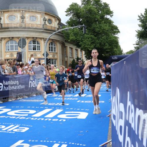 29.06.2025 - hella hamburg halbmarathon Strokosch-Dieckow http://msf.ph/oto/8311933 29.06.2025 10:57:12 Ziel 1387, 1877, 2417, 2676, 4167, 4261, 4940, 8585, 9450, 9577, 9884, 9934, 10383, 11590, 11612, 12014, 12590, 13750, 14139, 14588, 15110, 15229, 15664, 15726, 16625, 17617, 17660, 17779, 17848, 17993, 18208, 19184 meine-sportfotos.de