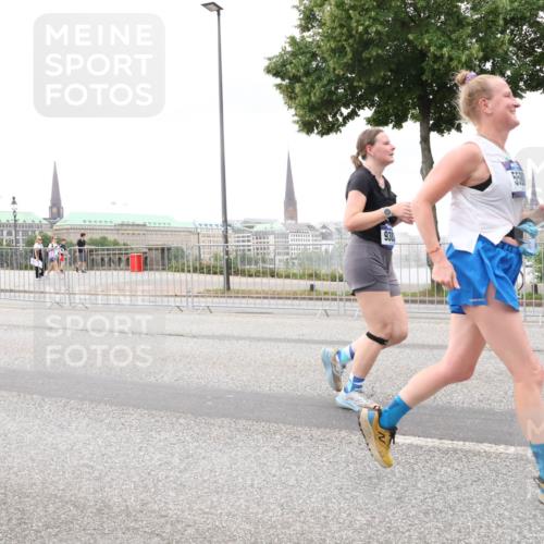 29.06.2025 - hella hamburg halbmarathon Lena Gebhardt http://msf.ph/oto/8312044 29.06.2025 10:56:33 Lombardsbrücke 2915, 93, 1047, 1113, 1738, 1909, 2095, 2143, 2307, 2887, 2915, 2991, 3257, 3418, 3438, 3516, 3517, 3520, 3614, 3675, 3676, 3953, 3987, 4083, 4094, 4118, 4354, 4773, 4836, 5237, 5438, 5580, 5693, 5757, 5911, 5944, 6348, 6349, 6690, 6968, 7025, 7028, 7090, 7307, 7381, 7711, 8005, 8108, 8150, 8305, 8517, 8606, 8766, 8939, 8943, 9172, 9210, 9383, 9435, 9606, 9910, 9948, 9953, 10555, 10569, 10571, 10740, 10784, 10987 meine-sportfotos.de