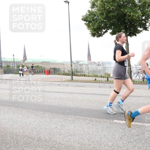 29.06.2025 - hella hamburg halbmarathon Lena Gebhardt http://msf.ph/oto/8312085 29.06.2025 10:56:34 Lombardsbrücke 8766, 2915, 1047, 1113, 1738, 2095, 2143, 2307, 2887, 2915, 2991, 3257, 3418, 3438, 3516, 3517, 3520, 3614, 3675, 3676, 3953, 3987, 4083, 4094, 4118, 4354, 4773, 5237, 5438, 5580, 5693, 5757, 5911, 5944, 6348, 6349, 6690, 6968, 7025, 7028, 7090, 7307, 7381, 7711, 8005, 8108, 8150, 8305, 8517, 8606, 8766, 8939, 8943, 9172, 9210, 9383, 9435, 9606, 9910, 9948, 9953, 10555, 10569, 10571, 10740, 10784, 10987 meine-sportfotos.de
