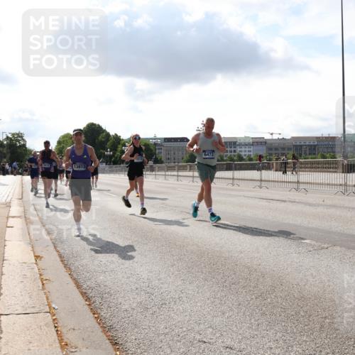 29.06.2025 - hella hamburg halbmarathon Lena Gebhardt http://msf.ph/oto/8312143 29.06.2025 09:47:13 Lombardsbrücke 6473, 1910, 6915, 13972, 8888, 1002, 1053, 1396, 1407, 1411, 1577, 1910, 1959, 2121, 2228, 2563, 2774, 2836, 3005, 3783, 3790, 3935, 4246, 4740, 5193, 5660, 5961, 6032, 6305, 6473, 6915, 7080, 7466, 7622, 7831, 7867, 7972, 8323, 8366, 9171, 9376, 9508, 9519, 10477, 10771, 11055, 11370, 11806, 11898, 12137, 12204, 12704, 12899, 13148, 13199, 13493, 13494, 13729, 13771, 13972, 13991, 14069, 14385, 14459 meine-sportfotos.de