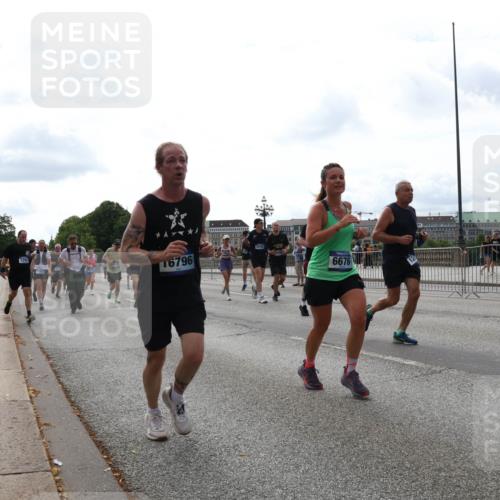 29.06.2025 - hella hamburg halbmarathon Lena Gebhardt http://msf.ph/oto/8312211 29.06.2025 10:22:03 Lombardsbrücke 1294, 16796, 16762, 6676, 1003, 1158, 1191, 1250, 1294, 1419, 1668, 1958, 1963, 2009, 2022, 2063, 2172, 2315, 2353, 2514, 2529, 2744, 3050, 3108, 3172, 3458, 3606, 3768, 3995, 4046, 4113, 4114, 4289, 4366, 4375, 4376, 4829, 4970, 5122, 5641, 5759, 5957, 6086, 6307, 6475, 6676, 6805, 6881, 6977, 7075, 7162, 7612, 7672, 8431, 8715, 8860, 8884, 8896, 8954, 8959, 9002, 9062, 9369 meine-sportfotos.de