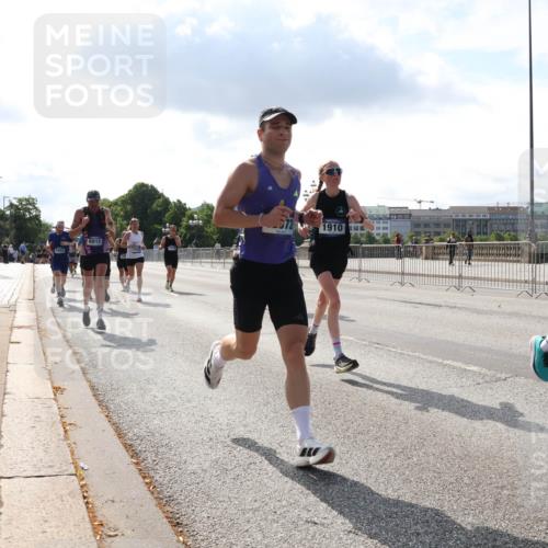 29.06.2025 - hella hamburg halbmarathon Lena Gebhardt http://msf.ph/oto/8312340 29.06.2025 09:47:14 Lombardsbrücke 1002, 6915, 1910, 6473, 88888, 1002, 1053, 1396, 1407, 1411, 1577, 1910, 1959, 2121, 2228, 2563, 2774, 2836, 3005, 3783, 3790, 3935, 4246, 4740, 5193, 5660, 5961, 6032, 6305, 6473, 6915, 7080, 7466, 7622, 7831, 7867, 7972, 8323, 8366, 9171, 9376, 9508, 9519, 10477, 10771, 11055, 11370, 11806, 11898, 12137, 12204, 12704, 12899, 13148, 13199, 13493, 13494, 13729, 13771, 13972, 13991, 14069, 14385, 14459 meine-sportfotos.de