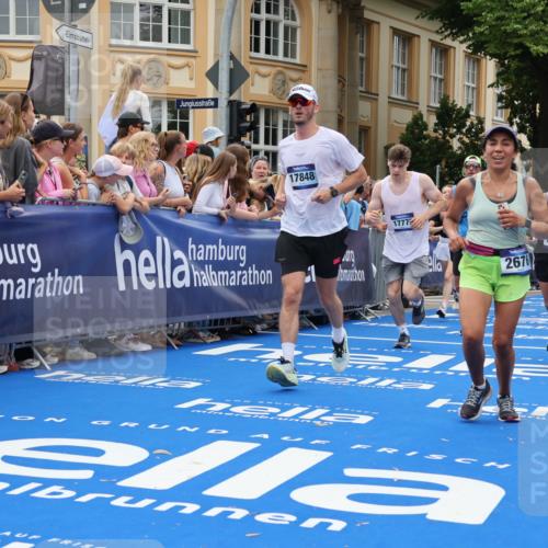 29.06.2025 - hella hamburg halbmarathon Strokosch-Dieckow http://msf.ph/oto/8312479 29.06.2025 10:57:17 Ziel 1387, 1877, 2417, 2676, 4167, 4940, 5926, 6272, 8585, 9450, 9577, 9727, 9884, 9934, 10383, 11590, 11612, 12014, 12590, 13664, 13750, 15110, 15229, 15664, 16625, 16830, 17160, 17660, 17779, 17848, 17993, 19184 meine-sportfotos.de