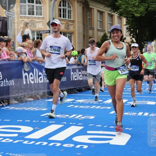 29.06.2025 - hella hamburg halbmarathon Strokosch-Dieckow http://msf.ph/oto/8312509 29.06.2025 10:57:17 Ziel 1387, 1877, 2417, 2676, 4167, 4940, 5926, 6272, 8585, 9450, 9577, 9727, 9884, 9934, 10383, 11590, 11612, 12014, 12590, 13664, 13750, 15110, 15229, 15664, 16625, 16830, 17160, 17660, 17779, 17848, 17993, 19184 meine-sportfotos.de