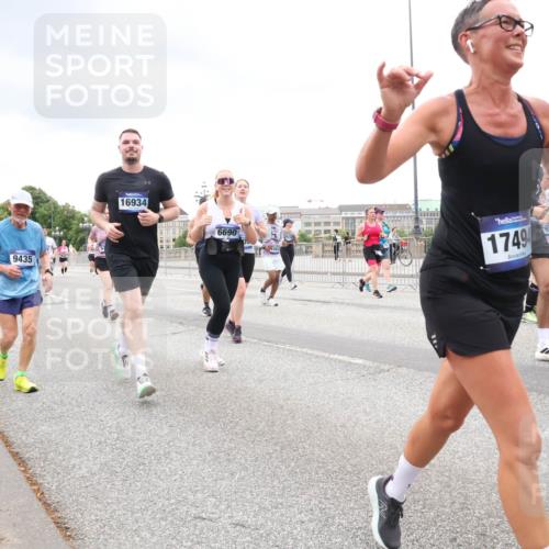 29.06.2025 - hella hamburg halbmarathon Lena Gebhardt http://msf.ph/oto/8312513 29.06.2025 10:56:35 Lombardsbrücke 9435, 16934, 6690, 1749, 1047, 1113, 1738, 2095, 2143, 2307, 2887, 2915, 2991, 3257, 3348, 3418, 3438, 3516, 3517, 3520, 3614, 3675, 3676, 3953, 3987, 4083, 4094, 4118, 4354, 4773, 5237, 5438, 5580, 5589, 5693, 5757, 5911, 5944, 6348, 6349, 6690, 6968, 7025, 7028, 7090, 7307, 7381, 7711, 8005, 8108, 8150, 8305, 8517, 8606, 8766, 8939, 8943, 9172, 9210, 9383, 9435, 9606, 9910, 9948, 9953, 10555, 10569, 10571, 10740, 10784, 10987 meine-sportfotos.de