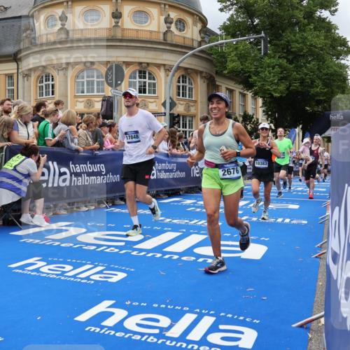 29.06.2025 - hella hamburg halbmarathon Strokosch-Dieckow http://msf.ph/oto/8312550 29.06.2025 10:57:18 Ziel 1387, 1877, 2417, 2676, 4167, 4940, 5926, 6272, 8585, 9450, 9577, 9727, 9884, 9934, 10383, 11590, 11612, 12014, 12590, 13394, 13664, 13750, 15110, 15229, 15664, 16625, 16830, 17160, 17660, 17779, 17828, 17848, 17993, 19184 meine-sportfotos.de