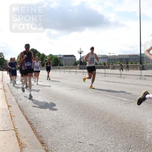 29.06.2025 - hella hamburg halbmarathon Lena Gebhardt http://msf.ph/oto/8312585 29.06.2025 09:47:15 Lombardsbrücke 7972, 6915, 1910, 1002, 1053, 1396, 1407, 1411, 1577, 1910, 1959, 2121, 2228, 2563, 2774, 2836, 3005, 3783, 3790, 3935, 4246, 4740, 5193, 5660, 5961, 6032, 6305, 6473, 6915, 7080, 7466, 7622, 7831, 7867, 7972, 8323, 8366, 9171, 9376, 9508, 9519, 10477, 10771, 11055, 11370, 11806, 11898, 12137, 12204, 12704, 12899, 13148, 13199, 13493, 13494, 13729, 13771, 13972, 13991, 14069, 14385, 14459 meine-sportfotos.de