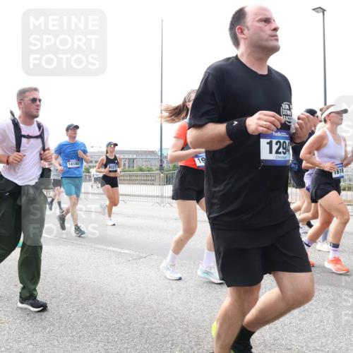 29.06.2025 - hella hamburg halbmarathon Lena Gebhardt http://msf.ph/oto/8312598 29.06.2025 10:22:07 Lombardsbrücke 061, 10710, 14180, 9327, 19, 1294, 1616, 1003, 1158, 1187, 1191, 1250, 1294, 1419, 1598, 1668, 1958, 1963, 2009, 2022, 2063, 2172, 2315, 2351, 2353, 2514, 2529, 2744, 3050, 3108, 3172, 3458, 3606, 3768, 3910, 3946, 3995, 4046, 4113, 4114, 4131, 4289, 4366, 4375, 4376, 4556, 4559, 4829, 4970, 5079, 5641, 5838, 5957, 6030, 6048, 6049, 6086, 6303, 6307, 6475, 6676, 6805, 6820, 6881, 6977, 7075, 7162, 7612, 7672, 7794, 8431, 8715, 8855, 8860, 8884, 8954, 8959, 9002, 9062 meine-sportfotos.de