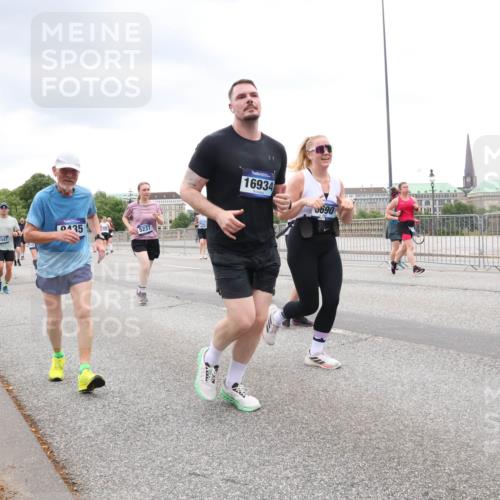 29.06.2025 - hella hamburg halbmarathon Lena Gebhardt http://msf.ph/oto/8312648 29.06.2025 10:56:36 Lombardsbrücke 0435, 1047, 5237, 16934, 0690, 1047, 1113, 1738, 2095, 2143, 2307, 2887, 2915, 2932, 2991, 3257, 3348, 3418, 3438, 3516, 3517, 3520, 3614, 3675, 3676, 3953, 3987, 4083, 4094, 4118, 4773, 5237, 5438, 5580, 5589, 5693, 5757, 5911, 5944, 6348, 6349, 6690, 6968, 7025, 7028, 7090, 7307, 7381, 7711, 8005, 8108, 8150, 8517, 8606, 8766, 8939, 8943, 9172, 9210, 9383, 9435, 9606, 9910, 9948, 9953, 10555, 10569, 10571, 10740, 10784, 10987 meine-sportfotos.de
