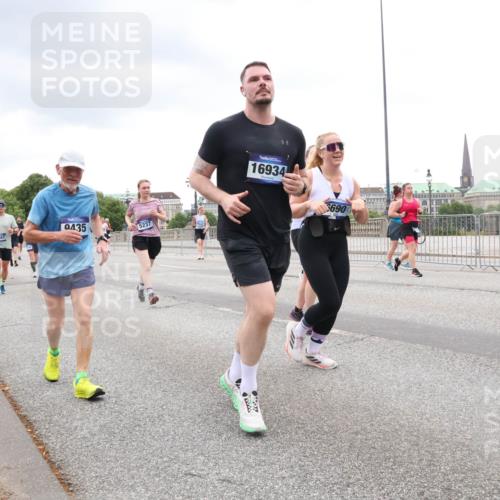 29.06.2025 - hella hamburg halbmarathon Lena Gebhardt http://msf.ph/oto/8312678 29.06.2025 10:56:36 Lombardsbrücke 12543, 0435, 1047, 5237, 16934, 690, 1047, 1113, 1738, 2095, 2143, 2307, 2887, 2915, 2932, 2991, 3257, 3348, 3418, 3438, 3516, 3517, 3520, 3614, 3675, 3676, 3953, 3987, 4083, 4094, 4118, 4773, 5237, 5438, 5580, 5589, 5693, 5757, 5911, 5944, 6348, 6349, 6690, 6968, 7025, 7028, 7090, 7307, 7381, 7711, 8005, 8108, 8150, 8517, 8606, 8766, 8939, 8943, 9172, 9210, 9383, 9435, 9606, 9910, 9948, 9953, 10555, 10569, 10571, 10740, 10784, 10987 meine-sportfotos.de