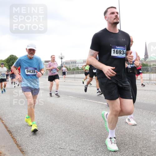 29.06.2025 - hella hamburg halbmarathon Lena Gebhardt http://msf.ph/oto/8312785 29.06.2025 10:56:36 Lombardsbrücke 9435, 1047, 5237, 16934, 5650, 1047, 1113, 1738, 2095, 2143, 2307, 2887, 2915, 2932, 2991, 3257, 3348, 3418, 3438, 3516, 3517, 3520, 3614, 3675, 3676, 3953, 3987, 4083, 4094, 4118, 4773, 5237, 5438, 5580, 5589, 5693, 5757, 5911, 5944, 6348, 6349, 6690, 6968, 7025, 7028, 7090, 7307, 7381, 7711, 8005, 8108, 8150, 8517, 8606, 8766, 8939, 8943, 9172, 9210, 9383, 9435, 9606, 9910, 9948, 9953, 10555, 10569, 10571, 10740, 10784, 10987 meine-sportfotos.de