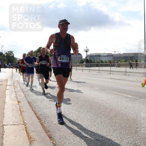 29.06.2025 - hella hamburg halbmarathon Lena Gebhardt http://msf.ph/oto/8312823 29.06.2025 09:47:16 Lombardsbrücke 2228, 19059, 002, 6915, 7972, 1002, 1053, 1396, 1407, 1411, 1577, 1910, 1959, 2121, 2228, 2563, 2774, 2836, 3005, 3783, 3790, 3935, 4246, 4740, 5193, 5660, 5961, 6032, 6305, 6473, 6915, 7080, 7466, 7622, 7831, 7867, 7972, 8323, 8366, 9171, 9376, 9508, 9519, 10477, 10771, 11055, 11370, 11806, 11898, 12137, 12204, 12704, 12899, 13029, 13148, 13199, 13493, 13494, 13729, 13771, 13972, 13991, 14069, 14385, 14459 meine-sportfotos.de