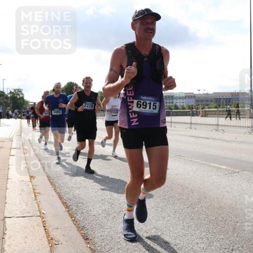 29.06.2025 - hella hamburg halbmarathon Lena Gebhardt http://msf.ph/oto/8312886 29.06.2025 09:47:16 Lombardsbrücke 19059, 1002, 2228, 1550, 6915, 1002, 1053, 1396, 1407, 1411, 1577, 1910, 1959, 2121, 2228, 2563, 2774, 2836, 3005, 3783, 3790, 3935, 4246, 4740, 5193, 5660, 5961, 6032, 6305, 6473, 6915, 7080, 7466, 7622, 7831, 7867, 7972, 8323, 8366, 9171, 9376, 9508, 9519, 10477, 10771, 11055, 11370, 11806, 11898, 12137, 12204, 12704, 12899, 13029, 13148, 13199, 13493, 13494, 13729, 13771, 13972, 13991, 14069, 14385, 14459 meine-sportfotos.de