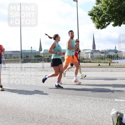 29.06.2025 - hella hamburg halbmarathon Lena Gebhardt http://msf.ph/oto/8312897 29.06.2025 09:59:53 Lombardsbrücke 1834, 51, 1006, 1125, 1264, 1334, 1366, 1595, 1642, 1834, 1914, 1955, 2099, 2159, 2348, 2364, 2391, 2432, 2447, 2582, 2584, 2630, 2676, 2677, 2910, 3181, 3279, 3668, 3836, 4013, 4231, 4426, 4632, 4772, 4796, 4837, 5015, 5134, 5277, 5341, 5465, 6174, 6201, 6202, 6414, 6415, 6462, 6581, 6587, 8330, 8520, 8542, 8652, 8846, 8929, 9142, 9488, 9903, 9907, 9984, 10020, 10031, 11039, 11568, 11844 meine-sportfotos.de