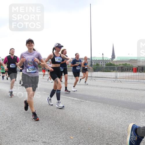 29.06.2025 - hella hamburg halbmarathon Lena Gebhardt http://msf.ph/oto/8312902 29.06.2025 10:47:01 Lombardsbrücke 13756, 13757, 8684, 3823, 5700, 1363, 8553, 92, 1073, 1185, 1286, 1363, 1371, 1375, 1593, 1607, 1704, 1720, 1961, 1999, 2162, 2211, 2320, 2327, 2537, 2555, 2556, 2665, 2981, 3277, 3406, 3407, 3469, 3734, 3823, 4184, 4202, 4239, 4296, 4342, 4355, 4483, 4604, 5111, 5114, 5700, 5796, 5953, 6485, 6496, 6740, 6879, 7073, 7412, 7430, 7431, 7767, 7827, 8131, 8477, 8486, 8553, 8684, 8706, 8967, 9691, 10230, 13969, 14261, 15852, 16882, 16987 meine-sportfotos.de