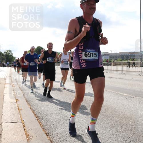 29.06.2025 - hella hamburg halbmarathon Lena Gebhardt http://msf.ph/oto/8312916 29.06.2025 09:47:16 Lombardsbrücke 1002, 2228, 15500, 6915, 1002, 1053, 1396, 1407, 1411, 1577, 1910, 1959, 2121, 2228, 2563, 2774, 2836, 3005, 3783, 3790, 3935, 4246, 4740, 5193, 5660, 5961, 6032, 6305, 6473, 6915, 7080, 7466, 7622, 7831, 7867, 7972, 8323, 8366, 9171, 9376, 9508, 9519, 10477, 10771, 11055, 11370, 11806, 11898, 12137, 12204, 12704, 12899, 13029, 13148, 13199, 13493, 13494, 13729, 13771, 13972, 13991, 14069, 14385, 14459 meine-sportfotos.de
