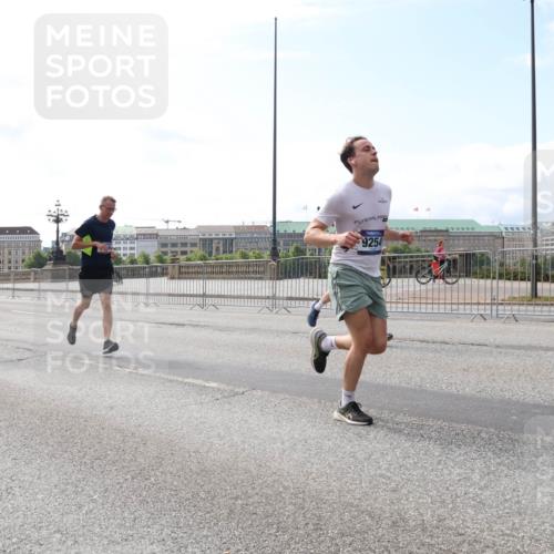 29.06.2025 - hella hamburg halbmarathon Lena Gebhardt http://msf.ph/oto/8312952 29.06.2025 10:12:24 Lombardsbrücke 1850, 9254, 10685, 1062, 1249, 1610, 1785, 1790, 1850, 2661, 2963, 2964, 3182, 3248, 3262, 3746, 4453, 4499, 4554, 5150, 5166, 5176, 5597, 5598, 6822, 6871, 6966, 7014, 7474, 8971, 9253, 9254, 9405, 9705, 10409, 10581, 10685, 11509, 11525, 11537, 11581, 12456, 13171, 13542, 13566, 13816, 14060, 14196, 14313, 14540, 14863, 14868, 15137, 15369, 16379, 16473, 16976, 18178, 18261, 18395, 18429, 18493, 18655 meine-sportfotos.de