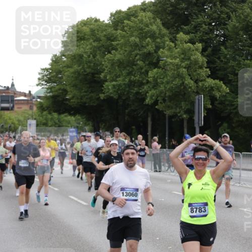 29.06.2025 - hella hamburg halbmarathon Jannik Wohlers http://msf.ph/oto/8312961 29.06.2025 10:38:36 Lombardsbrücke 1232, 1390, 1451, 2524, 2534, 2571, 2998, 3307, 3745, 4257, 4320, 4410, 4964, 6062, 6112, 6611, 7263, 7589, 7815, 8457, 8783, 9708, 9974, 9977, 10072, 10315, 10554, 10604, 10696, 11059, 12028, 12090, 12092, 12410, 12722, 12745, 13060, 13922, 14557, 14558, 14856, 16335, 16388, 16841, 16883, 17313, 18504 meine-sportfotos.de