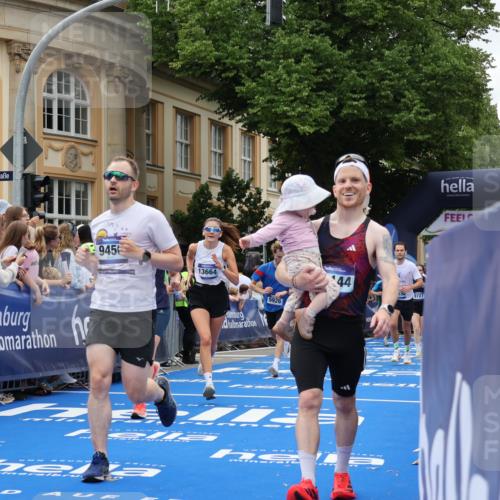 29.06.2025 - hella hamburg halbmarathon Strokosch-Dieckow http://msf.ph/oto/8312983 29.06.2025 10:57:22 Ziel 2417, 2676, 3435, 5926, 6272, 6281, 6302, 8393, 8585, 9450, 9727, 9934, 10383, 12014, 12144, 12590, 13394, 13664, 15229, 15695, 16093, 16625, 16830, 17160, 17758, 17779, 17828, 17848 meine-sportfotos.de