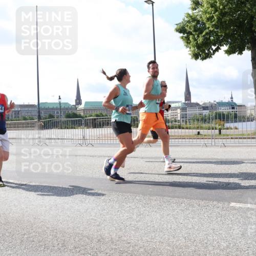 29.06.2025 - hella hamburg halbmarathon Lena Gebhardt http://msf.ph/oto/8312984 29.06.2025 09:59:53 Lombardsbrücke 1834, 501, 1006, 1125, 1264, 1334, 1366, 1595, 1642, 1834, 1914, 1955, 2099, 2159, 2348, 2364, 2391, 2432, 2447, 2582, 2584, 2630, 2676, 2677, 2910, 3181, 3279, 3668, 3836, 4013, 4231, 4426, 4632, 4772, 4796, 4837, 5015, 5134, 5277, 5341, 5465, 6174, 6201, 6202, 6414, 6415, 6462, 6581, 6587, 8330, 8520, 8542, 8652, 8846, 8929, 9142, 9488, 9903, 9907, 9984, 10020, 10031, 11039, 11568, 11844 meine-sportfotos.de