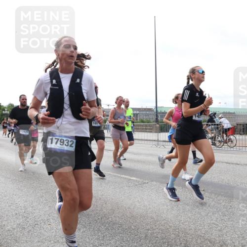 29.06.2025 - hella hamburg halbmarathon Lena Gebhardt http://msf.ph/oto/8312993 29.06.2025 10:22:09 Lombardsbrücke 13477, 17932, 107, 788, 1003, 1158, 1187, 1191, 1250, 1294, 1419, 1598, 1668, 1958, 1963, 2009, 2022, 2063, 2172, 2315, 2351, 2353, 2514, 2529, 2744, 3050, 3108, 3172, 3458, 3606, 3768, 3910, 3946, 3995, 4046, 4113, 4114, 4131, 4289, 4366, 4375, 4376, 4556, 4559, 4829, 4970, 5079, 5641, 5838, 6030, 6048, 6049, 6303, 6307, 6347, 6475, 6676, 6805, 6820, 6881, 6977, 7075, 7162, 7672, 7794, 8431, 8511, 8715, 8855, 8860, 8884, 8954, 8959, 9002, 9062 meine-sportfotos.de