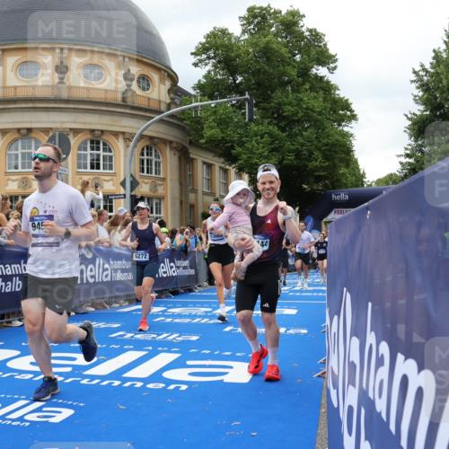 29.06.2025 - hella hamburg halbmarathon Strokosch-Dieckow http://msf.ph/oto/8313083 29.06.2025 10:57:22 Ziel 2417, 2676, 3435, 5926, 6272, 6281, 6302, 8393, 8585, 9450, 9727, 9934, 10383, 12014, 12144, 12590, 13394, 13664, 15229, 15695, 16093, 16625, 16830, 17160, 17758, 17779, 17828, 17848 meine-sportfotos.de