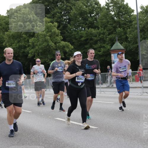 29.06.2025 - hella hamburg halbmarathon Jannik Wohlers http://msf.ph/oto/8313145 29.06.2025 10:38:39 Lombardsbrücke 1232, 1390, 1451, 1760, 2524, 2534, 2571, 2574, 2893, 2998, 3307, 3745, 4257, 4320, 4410, 4964, 6062, 6112, 6611, 7589, 7815, 8457, 8783, 9446, 9708, 9974, 9977, 10001, 10072, 10315, 10554, 10604, 10696, 11201, 12090, 12092, 12410, 12722, 12745, 13060, 13922, 14557, 14558, 14856, 16335, 16388, 16841, 16883, 17313 meine-sportfotos.de
