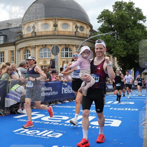 29.06.2025 - hella hamburg halbmarathon Strokosch-Dieckow http://msf.ph/oto/8313221 29.06.2025 10:57:23 Ziel 2417, 3435, 5926, 6272, 6281, 6302, 8393, 8585, 9450, 9727, 9934, 12014, 12144, 12590, 13245, 13394, 13664, 15229, 15695, 16093, 16625, 16830, 17160, 17758, 17779, 17828 meine-sportfotos.de