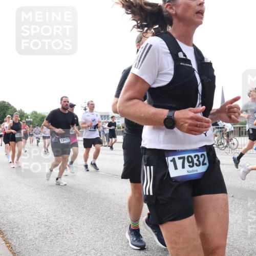 29.06.2025 - hella hamburg halbmarathon Lena Gebhardt http://msf.ph/oto/8313278 29.06.2025 10:22:09 Lombardsbrücke 17944, 1615, 13477, 274, 17932, 843, 1003, 1158, 1187, 1191, 1250, 1294, 1419, 1598, 1668, 1958, 1963, 2009, 2022, 2063, 2172, 2315, 2351, 2353, 2514, 2529, 2744, 3050, 3108, 3172, 3458, 3606, 3768, 3910, 3946, 3995, 4046, 4113, 4114, 4131, 4289, 4366, 4375, 4376, 4556, 4559, 4829, 4970, 5079, 5641, 5838, 6030, 6048, 6049, 6303, 6307, 6347, 6475, 6676, 6805, 6820, 6881, 6977, 7075, 7162, 7672, 7794, 8431, 8511, 8715, 8855, 8860, 8884, 8954, 8959, 9002, 9062 meine-sportfotos.de