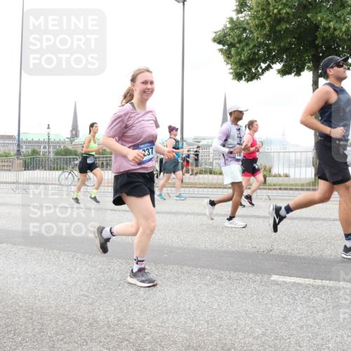 29.06.2025 - hella hamburg halbmarathon Lena Gebhardt http://msf.ph/oto/8313294 29.06.2025 10:56:38 Lombardsbrücke 237, 1047, 1113, 1738, 2143, 2307, 2887, 2915, 2932, 2991, 3257, 3348, 3387, 3418, 3438, 3516, 3517, 3520, 3614, 3675, 3676, 3953, 3987, 4083, 4094, 4118, 4773, 5237, 5438, 5580, 5589, 5693, 5757, 5911, 5944, 6348, 6349, 6690, 6968, 7025, 7028, 7090, 7307, 7381, 7711, 8108, 8150, 8517, 8606, 8766, 8939, 8943, 9172, 9210, 9383, 9435, 9606, 9910, 9948, 9953, 10555, 10569, 10571, 10740, 10784, 10987 meine-sportfotos.de