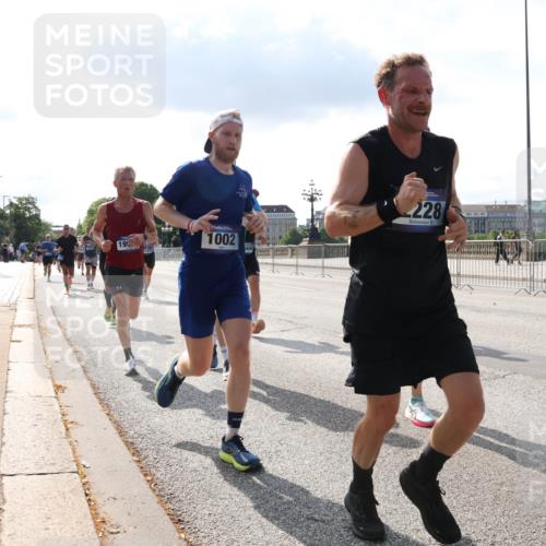 29.06.2025 - hella hamburg halbmarathon Lena Gebhardt http://msf.ph/oto/8313314 29.06.2025 09:47:17 Lombardsbrücke 198, 1002, 228, 1002, 1053, 1217, 1396, 1407, 1411, 1577, 1910, 1959, 2121, 2228, 2404, 2563, 2774, 2836, 2851, 3005, 3783, 3790, 3935, 4246, 4740, 5193, 5660, 5961, 6032, 6305, 6473, 6915, 7080, 7466, 7622, 7831, 7867, 7972, 8323, 8366, 8395, 9171, 9376, 9508, 9519, 10477, 10771, 11055, 11370, 11806, 11898, 12137, 12204, 12704, 13029, 13148, 13199, 13493, 13494, 13729, 13771, 13972, 13991, 14069, 14385, 14459, 18419 meine-sportfotos.de