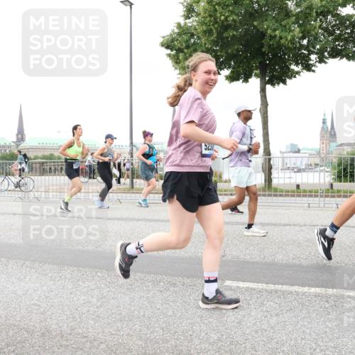 29.06.2025 - hella hamburg halbmarathon Lena Gebhardt http://msf.ph/oto/8313343 29.06.2025 10:56:39 Lombardsbrücke 1047, 1113, 2143, 2307, 2887, 2915, 2932, 2991, 3257, 3348, 3387, 3418, 3438, 3516, 3517, 3520, 3614, 3675, 3676, 3953, 3987, 4083, 4094, 4118, 4773, 5237, 5438, 5580, 5589, 5693, 5757, 5911, 5944, 6348, 6349, 6690, 7025, 7028, 7090, 7307, 7381, 7711, 8108, 8150, 8197, 8517, 8606, 8766, 8939, 8943, 9172, 9210, 9383, 9435, 9606, 9910, 9948, 9953, 10555, 10569, 10571, 10740, 10784 meine-sportfotos.de