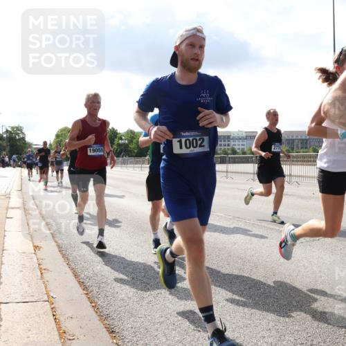 29.06.2025 - hella hamburg halbmarathon Lena Gebhardt http://msf.ph/oto/8313364 29.06.2025 09:47:17 Lombardsbrücke 222, 19059, 1002, 15500, 2774, 1002, 1053, 1217, 1396, 1407, 1411, 1577, 1910, 1959, 2121, 2228, 2404, 2563, 2774, 2836, 2851, 3005, 3783, 3790, 3935, 4246, 4740, 5193, 5660, 5961, 6032, 6305, 6473, 6915, 7080, 7466, 7622, 7831, 7867, 7972, 8323, 8366, 8395, 9171, 9376, 9508, 9519, 10477, 10771, 11055, 11370, 11806, 11898, 12137, 12204, 12704, 13029, 13148, 13199, 13493, 13494, 13729, 13771, 13972, 13991, 14069, 14385, 14459, 18419 meine-sportfotos.de
