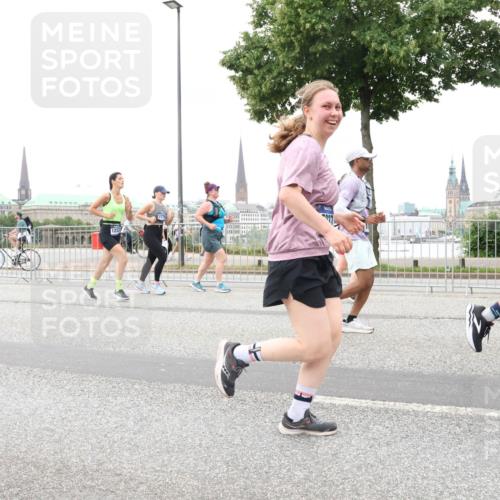 29.06.2025 - hella hamburg halbmarathon Lena Gebhardt http://msf.ph/oto/8313386 29.06.2025 10:56:39 Lombardsbrücke 1047, 1113, 2143, 2307, 2887, 2915, 2932, 2991, 3257, 3348, 3387, 3418, 3438, 3516, 3517, 3520, 3614, 3675, 3676, 3953, 3987, 4083, 4094, 4118, 4773, 5237, 5438, 5580, 5589, 5693, 5757, 5911, 5944, 6348, 6349, 6690, 7025, 7028, 7090, 7307, 7381, 7711, 8108, 8150, 8197, 8517, 8606, 8766, 8939, 8943, 9172, 9210, 9383, 9435, 9606, 9910, 9948, 9953, 10555, 10569, 10571, 10740, 10784 meine-sportfotos.de