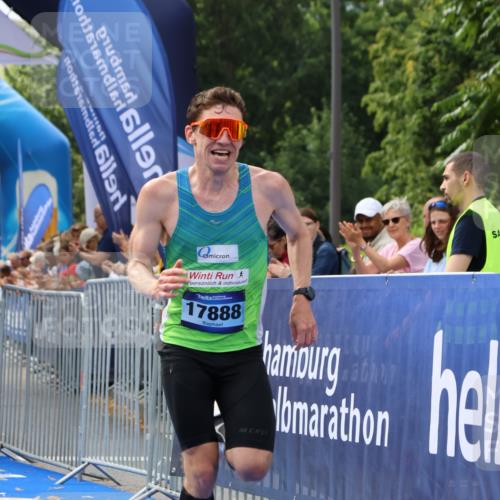 29.06.2025 - hella hamburg halbmarathon Strokosch-Dieckow http://msf.ph/oto/8313388 29.06.2025 10:10:59 Ziel 46, 17888 meine-sportfotos.de