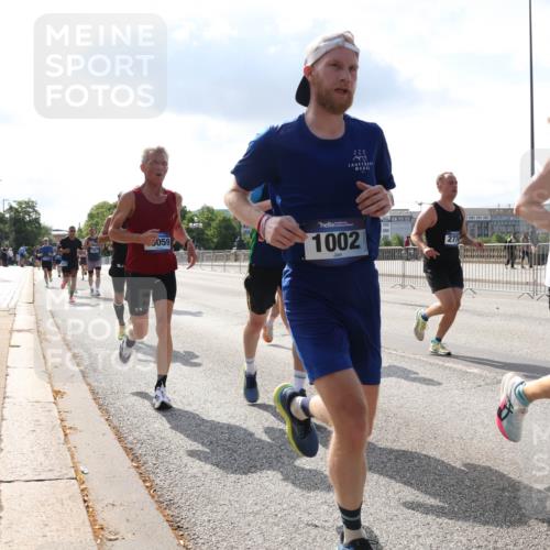 29.06.2025 - hella hamburg halbmarathon Lena Gebhardt http://msf.ph/oto/8313399 29.06.2025 09:47:17 Lombardsbrücke 222, 059, 1002, 277, 550, 1002, 1053, 1217, 1396, 1407, 1411, 1577, 1910, 1959, 2121, 2228, 2404, 2563, 2774, 2836, 2851, 3005, 3783, 3790, 3935, 4246, 4740, 5193, 5660, 5961, 6032, 6305, 6473, 6915, 7080, 7466, 7622, 7831, 7867, 7972, 8323, 8366, 8395, 9171, 9376, 9508, 9519, 10477, 10771, 11055, 11370, 11806, 11898, 12137, 12204, 12704, 13029, 13148, 13199, 13493, 13494, 13729, 13771, 13972, 13991, 14069, 14385, 14459, 18419 meine-sportfotos.de