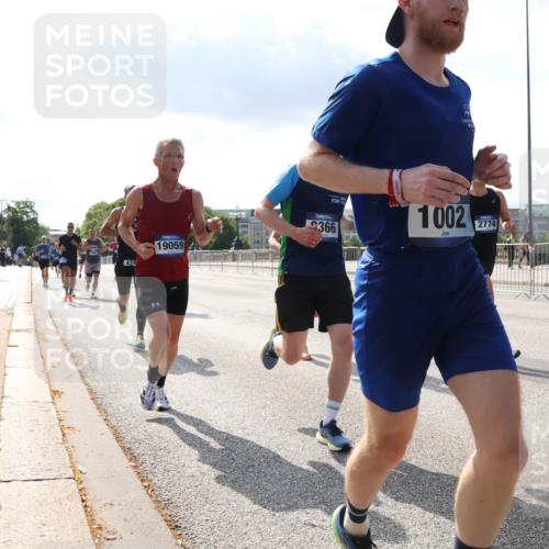 29.06.2025 - hella hamburg halbmarathon Lena Gebhardt http://msf.ph/oto/8313418 29.06.2025 09:47:18 Lombardsbrücke 1002, 2774, 424, 19059, 366, 1002, 1053, 1217, 1396, 1407, 1411, 1577, 1910, 1959, 2121, 2228, 2404, 2563, 2774, 2836, 2851, 3005, 3783, 3790, 3935, 4246, 4740, 5193, 5660, 5961, 6032, 6305, 6473, 6915, 7080, 7466, 7622, 7831, 7867, 7972, 8323, 8366, 8395, 9171, 9376, 9508, 9519, 10477, 10771, 11055, 11370, 11806, 11898, 12137, 12204, 12704, 13029, 13148, 13199, 13729, 13771, 13972, 13991, 14069, 14385, 14459, 18419 meine-sportfotos.de