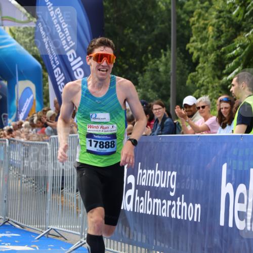 29.06.2025 - hella hamburg halbmarathon Strokosch-Dieckow http://msf.ph/oto/8313482 29.06.2025 10:10:59 Ziel 46, 17888 meine-sportfotos.de