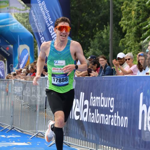 29.06.2025 - hella hamburg halbmarathon Strokosch-Dieckow http://msf.ph/oto/8313522 29.06.2025 10:10:59 Ziel 46, 17888 meine-sportfotos.de
