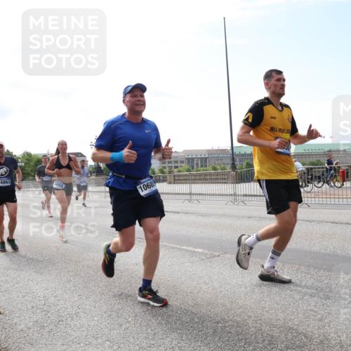 29.06.2025 - hella hamburg halbmarathon Lena Gebhardt http://msf.ph/oto/8313523 29.06.2025 10:12:26 Lombardsbrücke 14863, 4453, 4499, 10685, 1062, 1249, 1610, 1785, 1790, 1850, 2531, 2661, 2963, 2964, 3182, 3248, 3262, 3746, 4453, 4499, 4554, 5150, 5166, 5176, 5597, 5598, 6822, 6871, 6966, 7014, 7474, 8971, 9253, 9254, 9405, 9705, 10581, 10685, 11509, 11525, 11537, 11581, 12456, 13171, 13566, 13816, 14060, 14196, 14313, 14540, 14863, 14868, 14869, 15137, 15369, 16379, 16473, 16826, 16911, 16976, 18178, 18429, 18493, 18655 meine-sportfotos.de