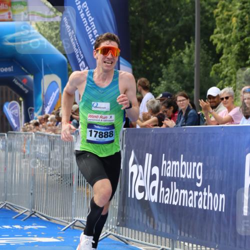 29.06.2025 - hella hamburg halbmarathon Strokosch-Dieckow http://msf.ph/oto/8313605 29.06.2025 10:10:59 Ziel 46, 17888 meine-sportfotos.de