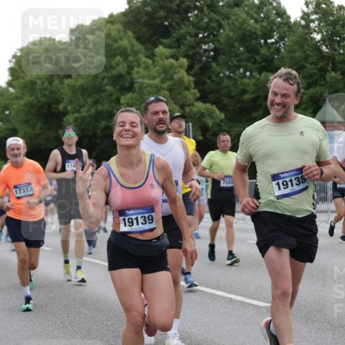 29.06.2025 - hella hamburg halbmarathon Jannik Wohlers http://msf.ph/oto/8313632 29.06.2025 10:38:42 Lombardsbrücke 1451, 1760, 2524, 2534, 2571, 2574, 2893, 2998, 3307, 3745, 4257, 4320, 4410, 4523, 4659, 6062, 6112, 6611, 7341, 7506, 7589, 7815, 8243, 8457, 8783, 9420, 9446, 9974, 9977, 10001, 10072, 10315, 10516, 10696, 11201, 12090, 12092, 12410, 12745, 13060, 13922, 14856, 14956, 15262, 15765, 16335, 16388, 16841, 16883, 17313, 17368 meine-sportfotos.de