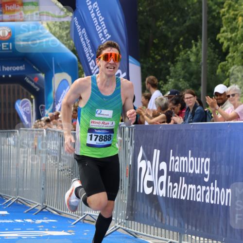29.06.2025 - hella hamburg halbmarathon Strokosch-Dieckow http://msf.ph/oto/8313658 29.06.2025 10:10:59 Ziel 46, 17888 meine-sportfotos.de