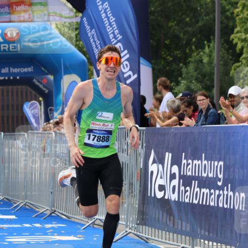29.06.2025 - hella hamburg halbmarathon Strokosch-Dieckow http://msf.ph/oto/8313738 29.06.2025 10:10:59 Ziel 46, 17888 meine-sportfotos.de