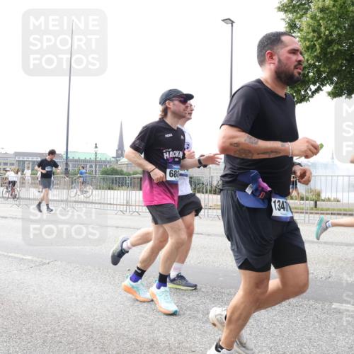 29.06.2025 - hella hamburg halbmarathon Lena Gebhardt http://msf.ph/oto/8313742 29.06.2025 10:22:11 Lombardsbrücke 16154, 688, 1347, 1003, 1158, 1187, 1191, 1250, 1294, 1419, 1598, 1668, 1958, 1963, 2009, 2022, 2063, 2172, 2315, 2351, 2353, 2514, 2529, 2744, 3050, 3108, 3172, 3457, 3458, 3606, 3768, 3910, 3946, 3995, 4046, 4113, 4114, 4131, 4289, 4366, 4556, 4559, 4829, 4970, 5079, 5641, 5838, 6030, 6048, 6049, 6303, 6307, 6347, 6475, 6676, 6805, 6820, 6881, 6977, 7075, 7162, 7672, 7794, 8431, 8511, 8715, 8855, 8860, 8884, 8954, 8959, 9002, 9062 meine-sportfotos.de