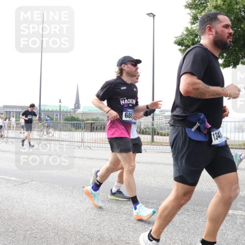 29.06.2025 - hella hamburg halbmarathon Lena Gebhardt http://msf.ph/oto/8313787 29.06.2025 10:22:11 Lombardsbrücke 16154, 688, 134, 1003, 1158, 1187, 1191, 1250, 1294, 1419, 1598, 1668, 1958, 1963, 2009, 2022, 2063, 2172, 2315, 2351, 2353, 2514, 2529, 2744, 3050, 3108, 3172, 3457, 3458, 3606, 3768, 3910, 3946, 3995, 4046, 4113, 4114, 4131, 4289, 4366, 4556, 4559, 4829, 4970, 5079, 5641, 5838, 6030, 6048, 6049, 6303, 6307, 6347, 6475, 6676, 6805, 6820, 6881, 6977, 7075, 7162, 7672, 7794, 8431, 8511, 8715, 8855, 8860, 8884, 8954, 8959, 9002, 9062 meine-sportfotos.de